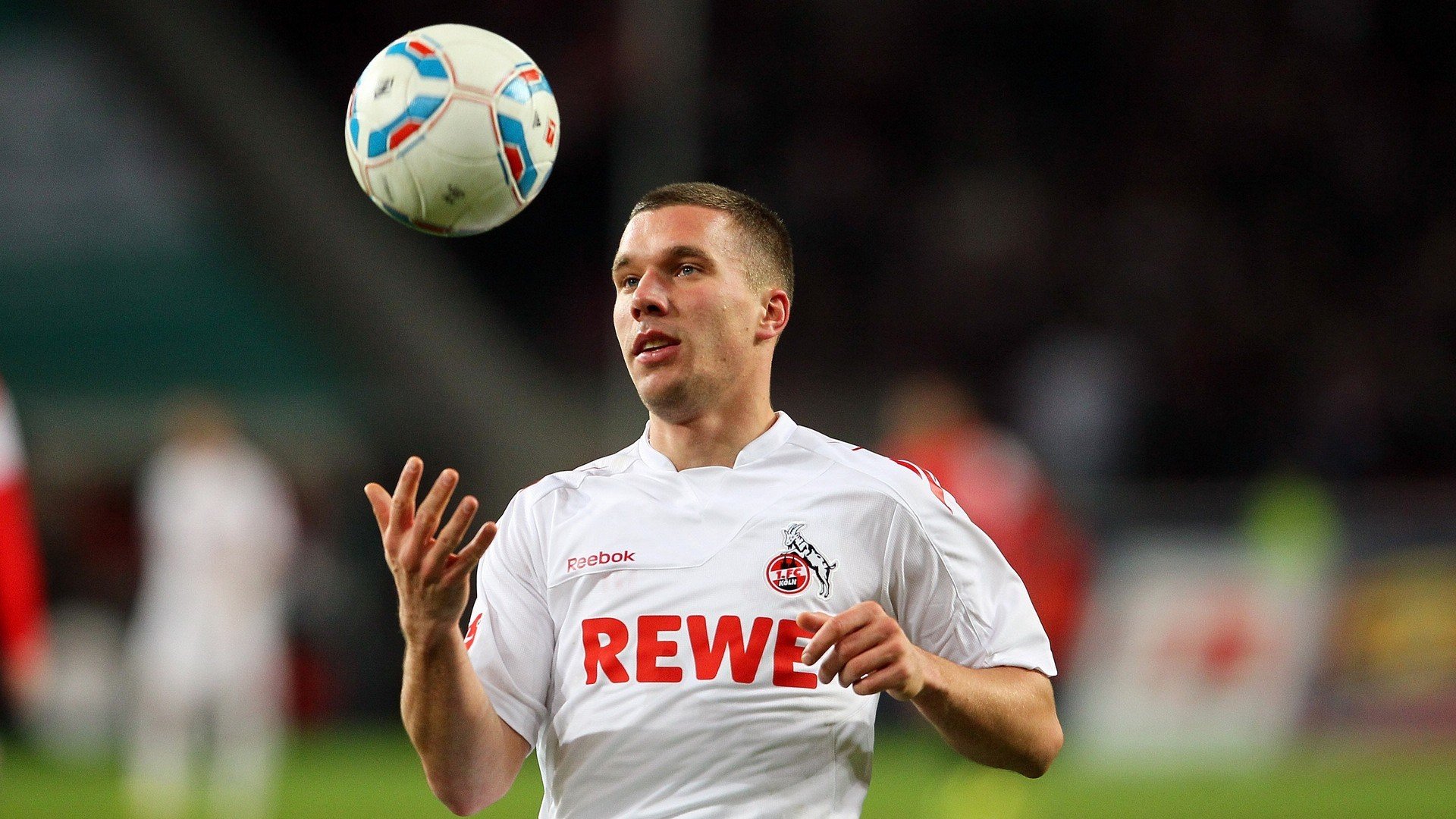 爱游戏app-国际足球运动员携手推行“绿色行动”，践行环保理念